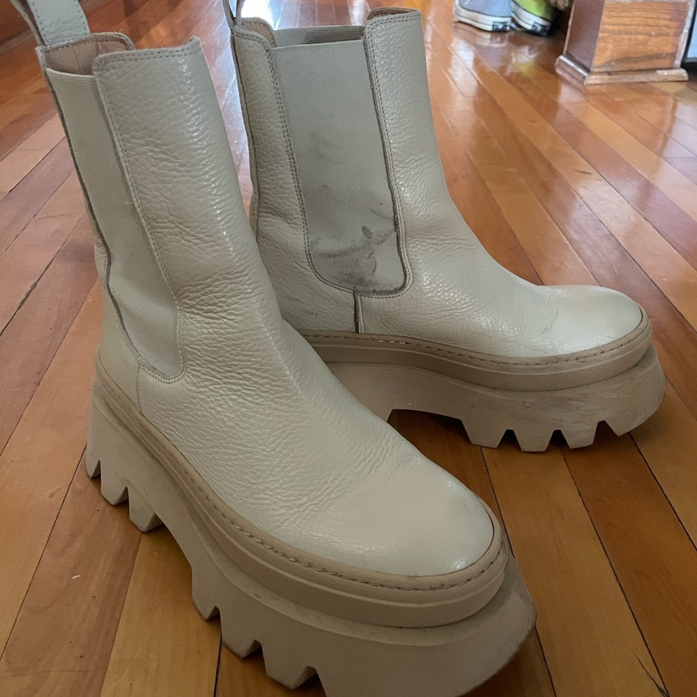 L’Intervalle Cream Chelsea Boots